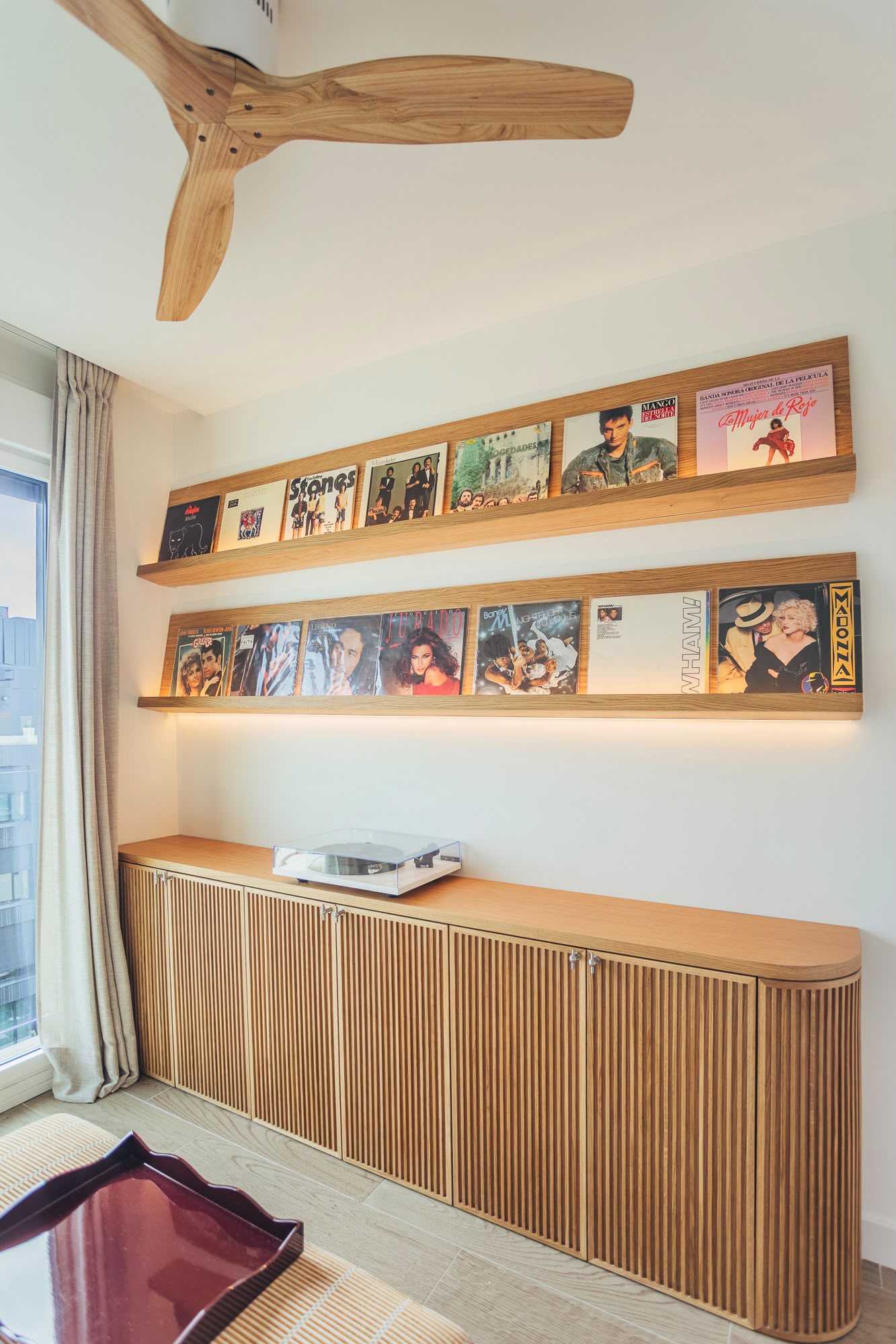 Diseño de mobiliario en Madrid con piezas a medida proyectadas para el salón de una vivienda.