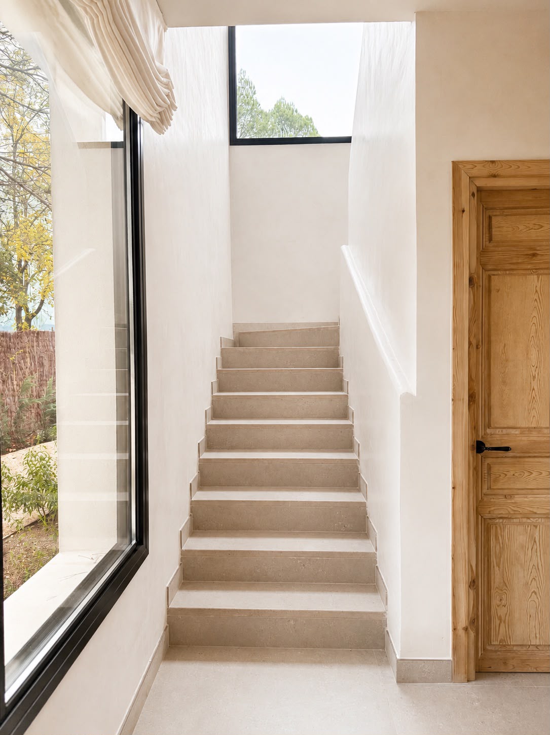 Rehabilitación de interiores de una vivienda en Madrid conservando vigas y materiales originales.