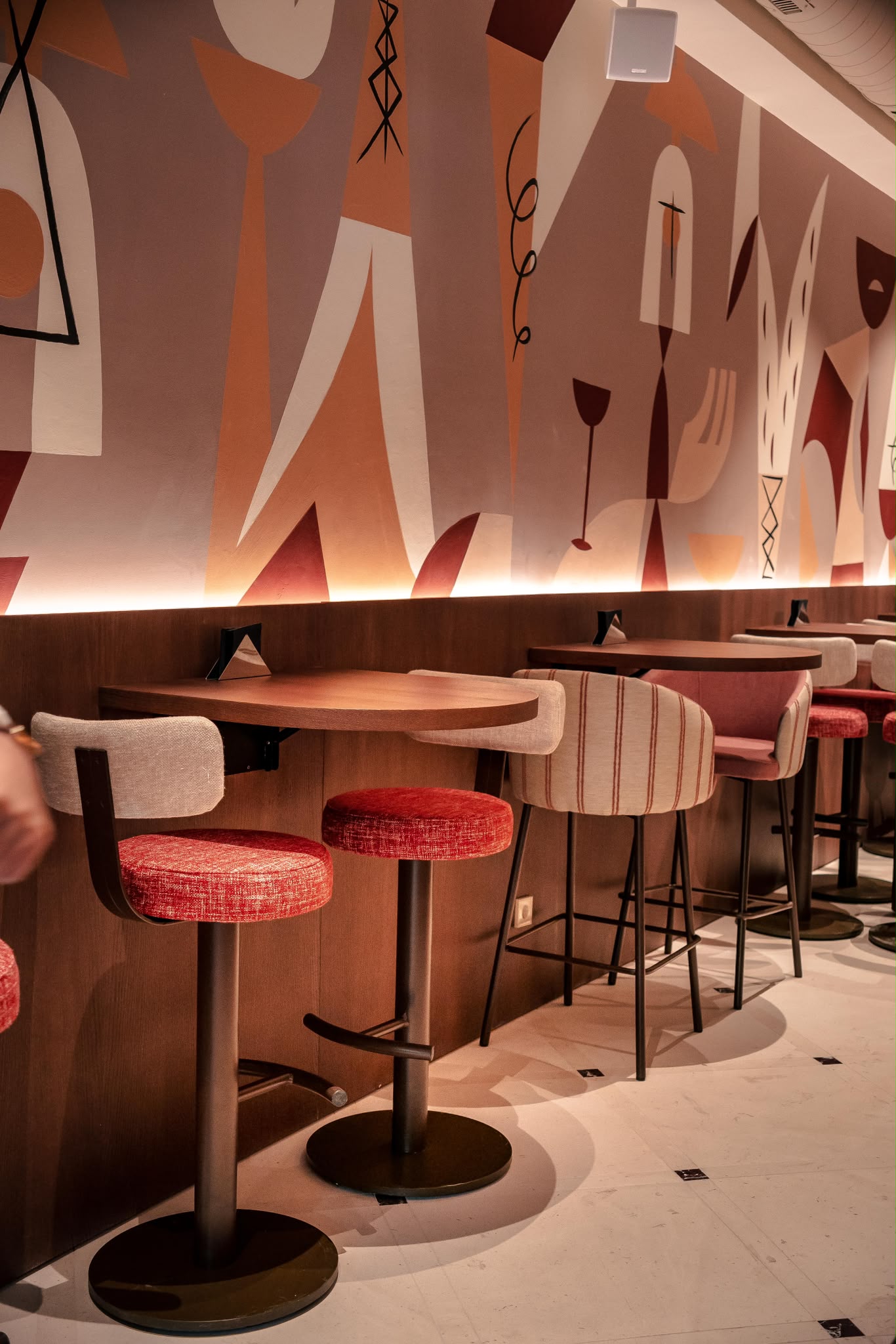 Rehabilitación de locales comerciales en Madrid con distribución adaptada al recorrido del cliente.